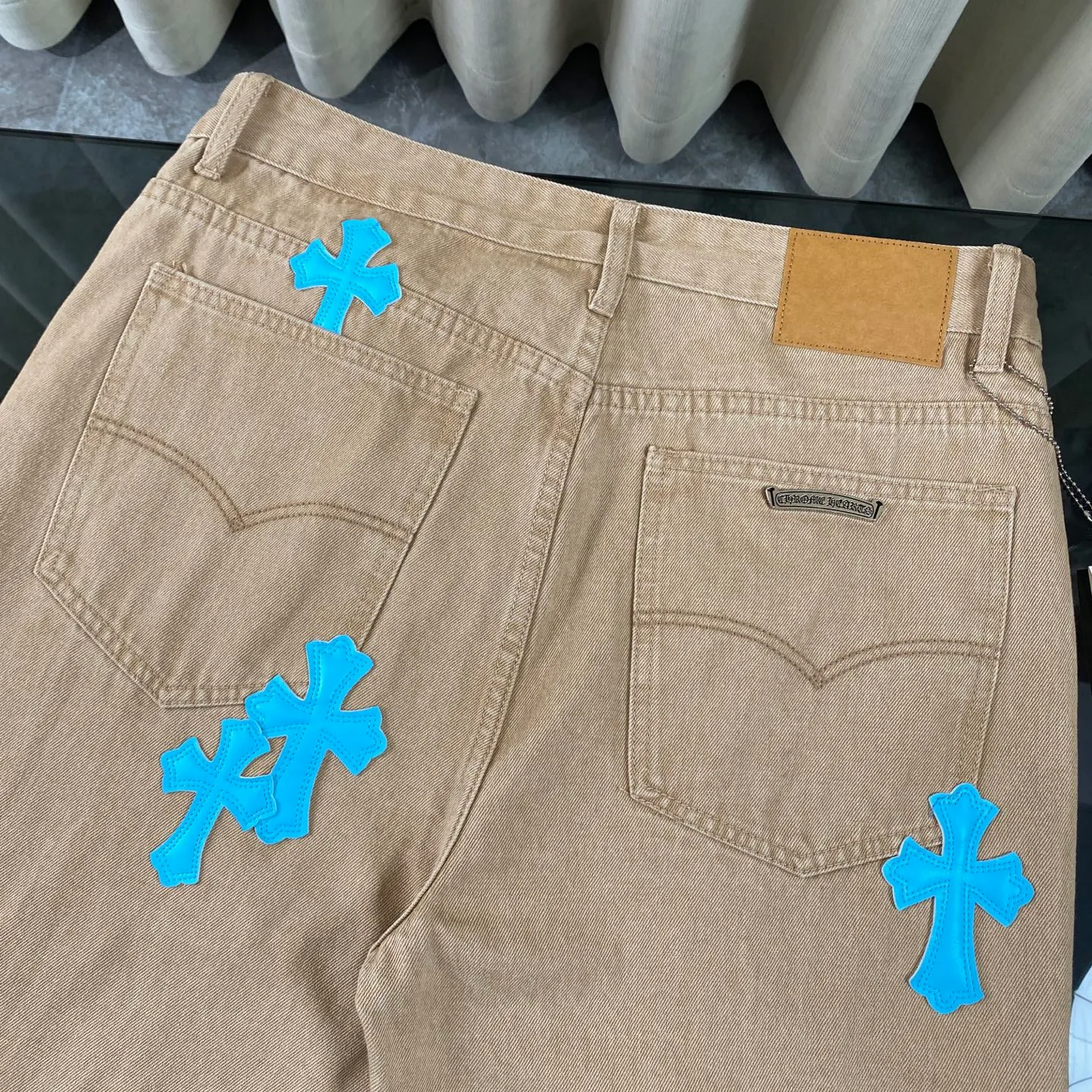P240 CH Chromehearts Miami-limited fluorescent blue cross-patched khaki jeans, priced at 34W, patched with cross-patterns, washed jeans! ! An absolutely high-end luxury product, a 1.9W-level god-level single product, a super popular product, made by top heavy industry, a magic weapon that cannot be missed! [About Zangyin] This is an extremely luxurious fashion brand that can also be called the aristocracy of the high street. It has always been an exclusive brand for some hipsters or rich second generations. Compared with ordinary high streets, it is more luxurious and noble. Compared with luxury brands, it is more fashionable and individual. It has always been a brand that I have a special liking for. [Top heavy industry fashion design] Consistently high-street luxury style. Speaking of this style, the Zangyin family and GU family are definitely the leading representative brands. Especially the Zangyin family has really achieved a state-of-the-art effect in creating high-street style. The unique washed material is used to create this style. The color system is already quite eye-catching. After it is decorated with patchwork cross flowers, it cleverly highlights the charm of the brand. Secondly, this style uses classic The high-waist cutting design highlights the long legs and fashionable temperament of the upper body. The brand is highly recognizable and the slim fit configuration is more suitable for daily wear. It is a product that interprets personality, fashion, and specifications at a glance. This single product is enough to make any fan excited. It can be a white T-shirt for a youthful college style, or a tight suspender for a royal style. It has strong matching ability and can be easily controlled by men.  [Materials and craftsmanship] Needless to say, this point goes without saying. As an excellent craftsman brand, Zangyin’s requirements for details and craftsmanship are really perfect. The washed color of this model has gone through so many processes, not to mention the embellishment of denim appliques. It is also purely hand-made and sewn. Just like what they believe in, only hand-made things have soul and have the meaning of wear. A top-notch heavy-duty fashionable denim item, I look forward to your perfect interpretation! !  Color: Khaki Size: 28-34